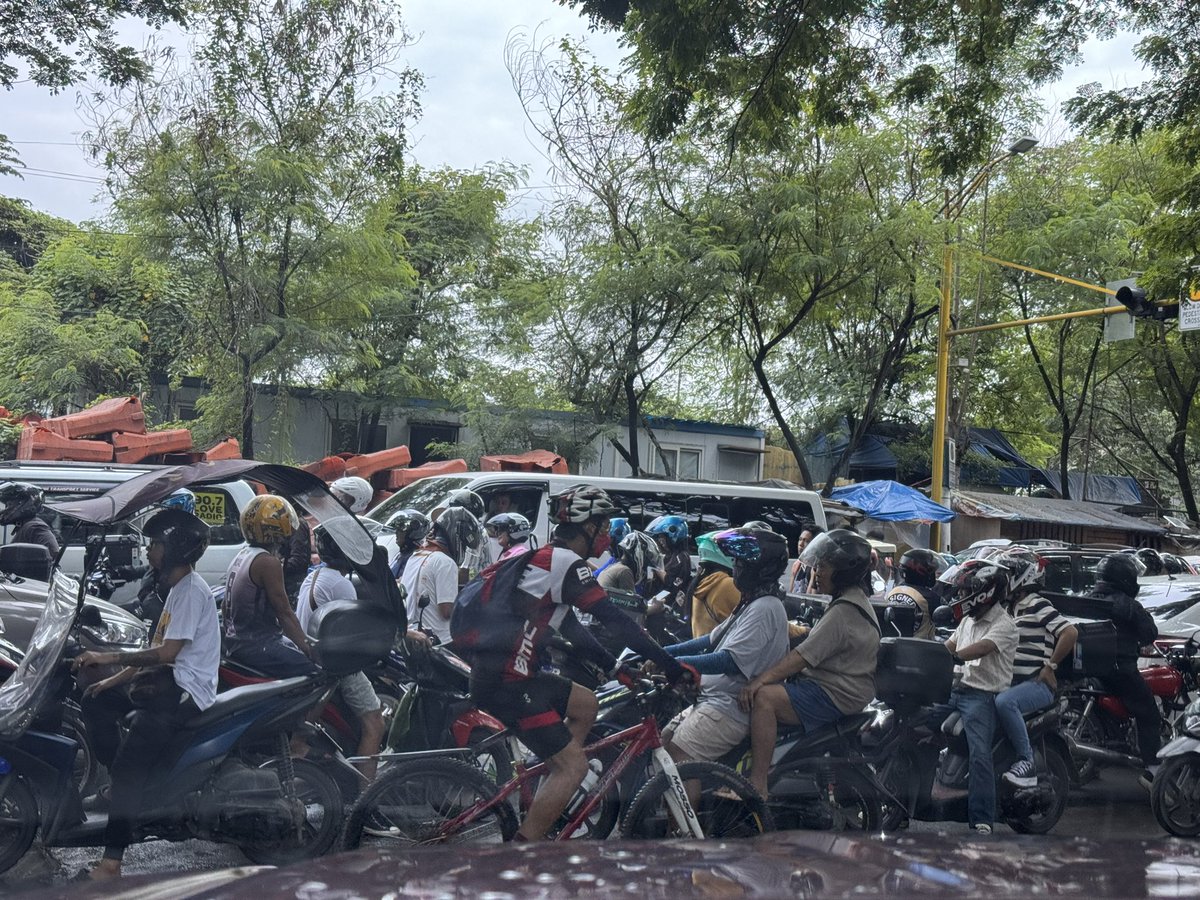 CharlieCanela's tweet photo. Sandoval avenue gridlock @PasigInfo https://t.co/5W5NAjMvg4