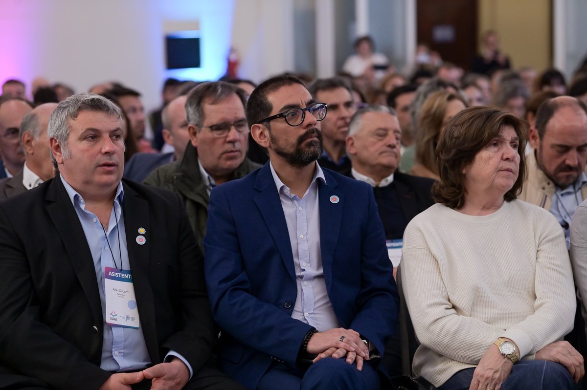 rodrigo_arist's tweet photo. 📄 El día Viernes asistí al 2° Encuentro del Programa Puentes, donde firmé un subsidio para comenzar a trabajar en la llegada de más carreras universitarias y terciarias a Coronel Rosales.

📚 Ante el avance de políticas de desfinanciamiento y maltrato hacia la Educación Pública, el Gobernador de la Provincia de Buenos Aires tiene en claro que el futuro de la misma está en manos de los jóvenes y su educación, y para eso es de gran importancia tener una premisa clara de llevar las universidades a los diferentes distritos, para así llegar a quienes hoy en día no poseen la chance de estudiar en sus localidades.

🤝 Este pacto con las universidades nacionales y los municipios es un mensaje claro para el Gobierno Nacional: la Educación Pública no es un gasto, es una inversión en nuestros jóvenes.