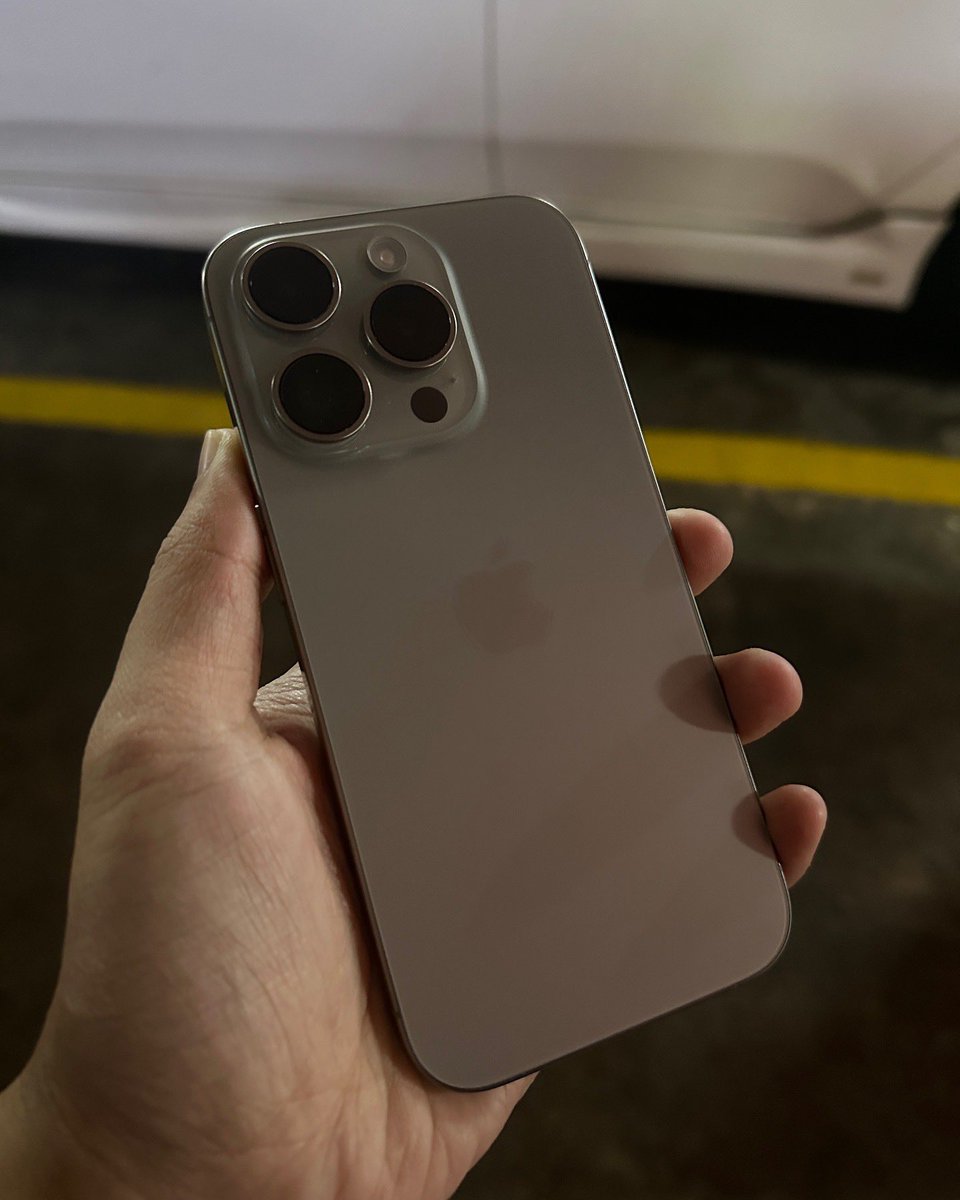 SpotlightGadget's tweet photo. Malam tadi dah sold kan ?

Ha pagi ni masuk lagi seunit ✌🏻

iPhone 15 Pro 256gb
Natural Titanium
Zp set non telco
Fullset ori
Free casing &amp; tempered glass

Warranty  till April 2025

Price : RM3999

Cod sekitar Bandar Segamat

#spotlightgadget https://t.co/wznM7Ql1OP