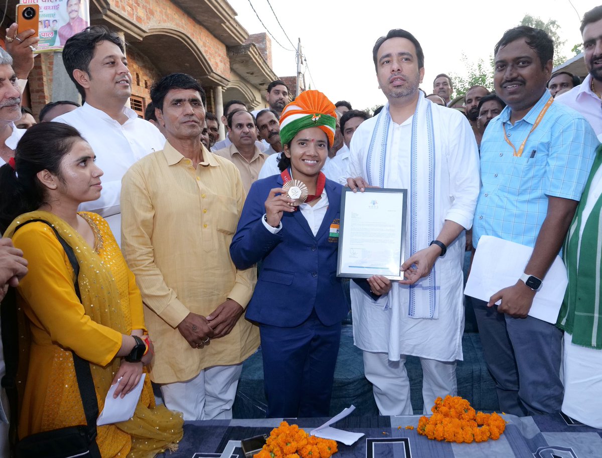 VikaspalVicky's tweet image. पैरालंपिक मे पदक जीतकर देश का मान  बढ़ाने वाली प्रीति पाल के आवास पर पहुंचकर प्रीतिपाल को बधाई देकर हौसला अफजाई करने पहुंचे केंद्रीय मंत्री माननीय चौधरी @jayantrld सिंह जी  ।
#Preethipal
#muzaffarnagar
#JayantChaudhary