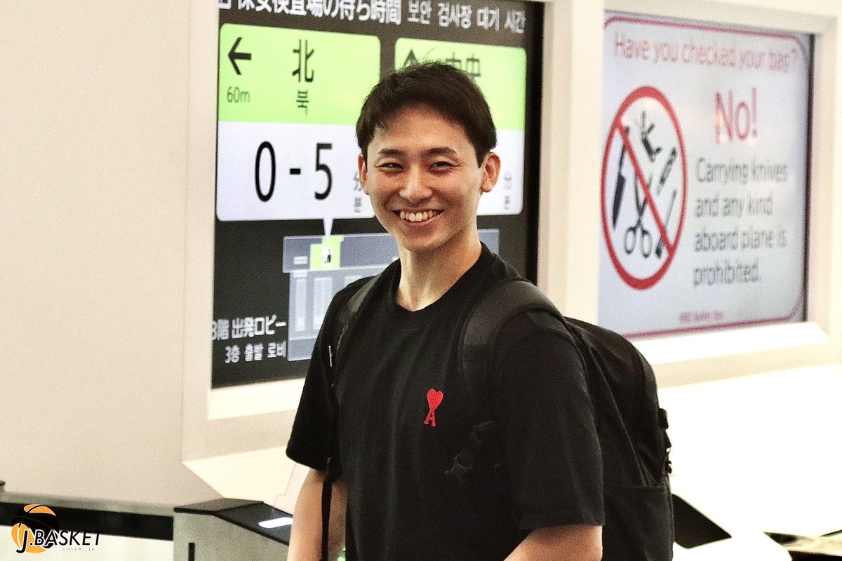 jbasket_jp's tweet photo. 【NBA】河村勇輝
NBA挑戦のため羽田空港で出国間際に見せた笑顔。「将来の子どもたちのためにも、僕はNBAのコートに立つことが絶対必要だと思います」。
→ https://t.co/PD48Va0duy
⁡
#河村勇輝
@KawamuraYuki 
#NBA
#NBA挑戦
#メンフィス・グリズリーズ https://t.co/0u6HtnKxIU