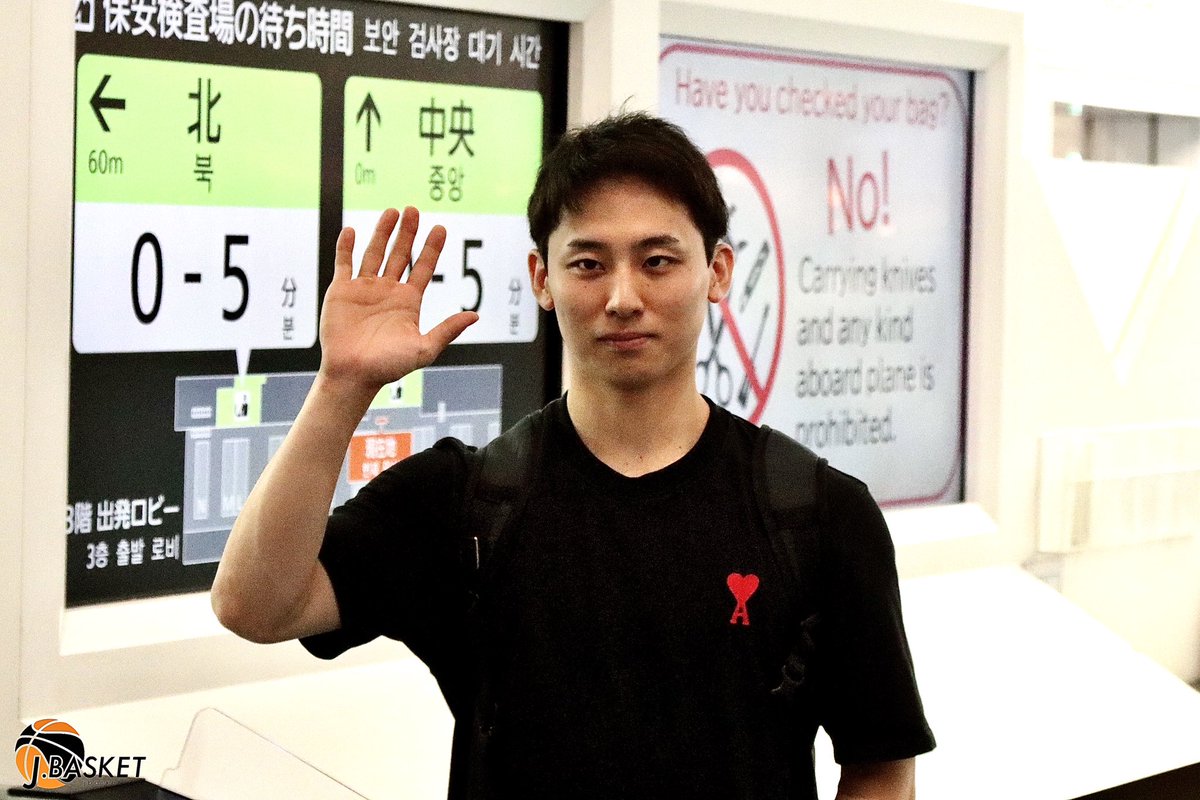 jbasket_jp's tweet photo. 【NBA】河村勇輝
NBA挑戦のため羽田空港で出国間際に見せた笑顔。「将来の子どもたちのためにも、僕はNBAのコートに立つことが絶対必要だと思います」。
→ https://t.co/PD48Va0duy
⁡
#河村勇輝
@KawamuraYuki 
#NBA
#NBA挑戦
#メンフィス・グリズリーズ https://t.co/0u6HtnKxIU