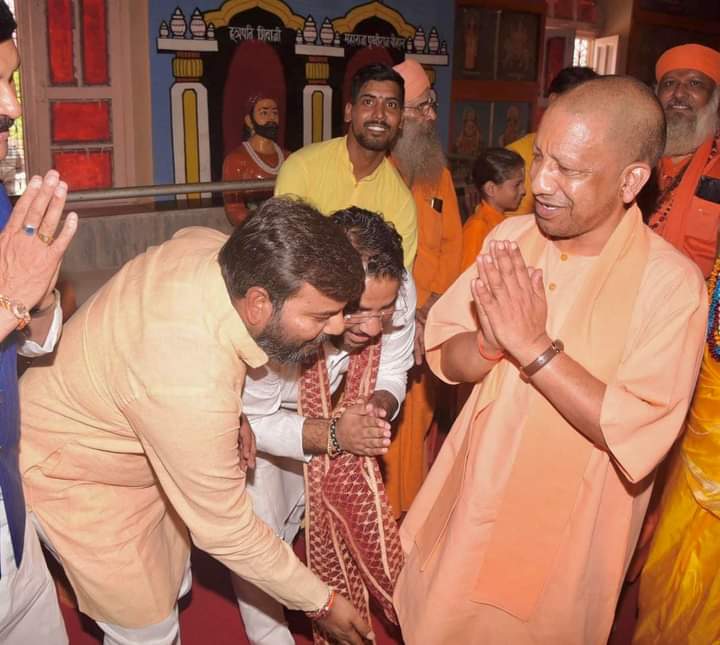 एसे आरक्षण मिल जाएगा क्या मानसिकता है 

18% की आबादी में रहने वाले निषाद  समाज के नेता 3% वाले के सामने पूरे परिवार के साथ चरण बंदगी करते हुए।

<a href="/dr_amitsahani/">Dr Amit Nishad</a> @mahamana4u