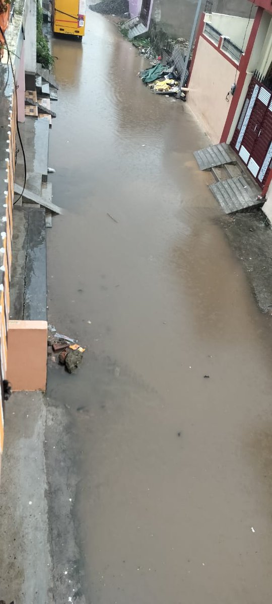 mDhananjaykumar's tweet photo. @mopr_goi @DmSonbhadra @CMOfficeUP @BJP4India इस दुर्घटना में २लोगो को चोट लगी है बाकी जान से बाल बाल बचे, ये है भ्रष्ट नगर पंचायत अनपरा की करतूत।  सड़क और नाली जिसमे लाखो का माल गमन करके निवासियों के जान के साथ खिलवाड़ किया जा रहा है। बार बार लेटर देने पर भी कोई कार्य नहीं हुआ। https://t.co/vX5TYOiWUP
