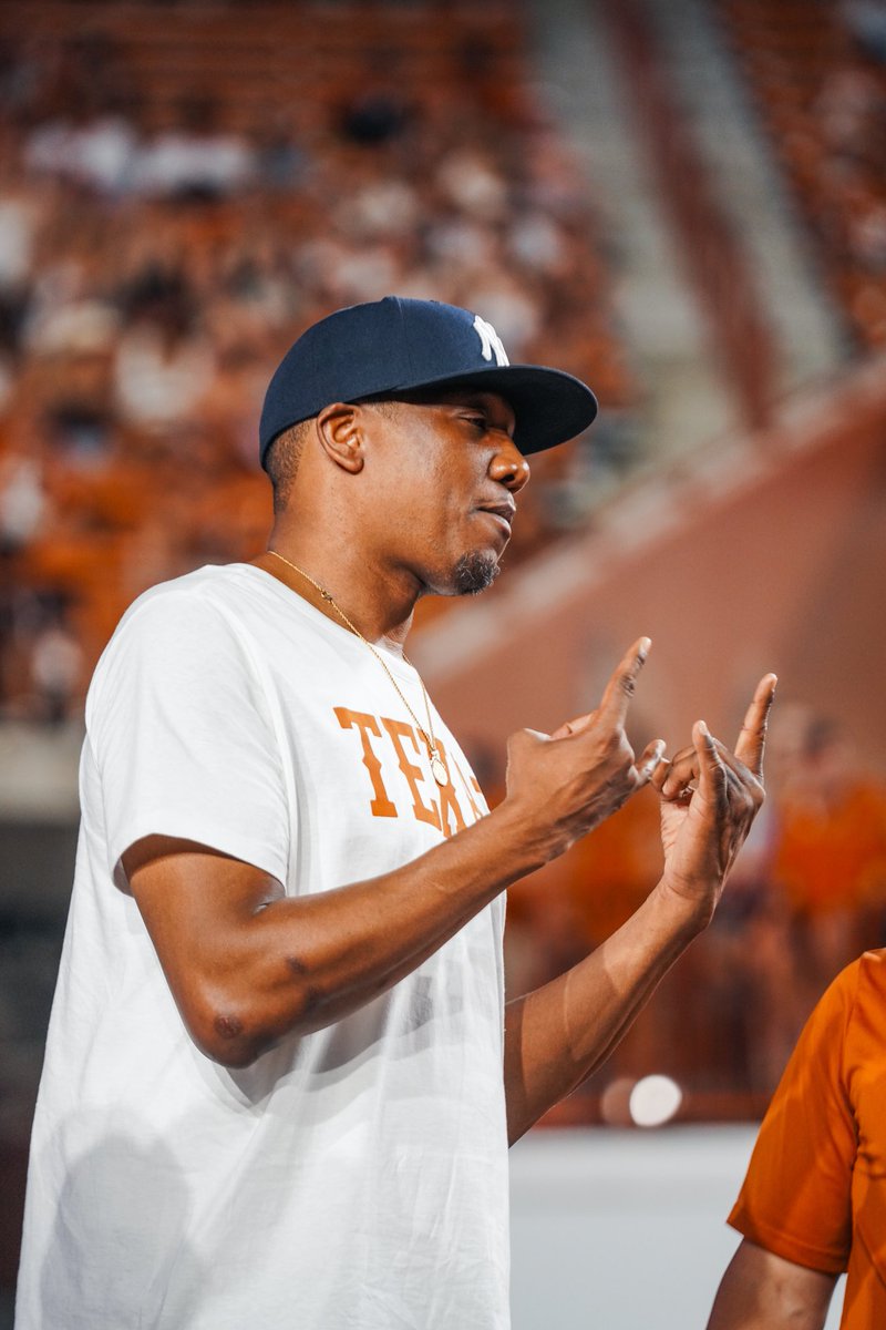 TexasMBB's tweet image. honored the legend @highfive32 tonight 🤘

#HookEm