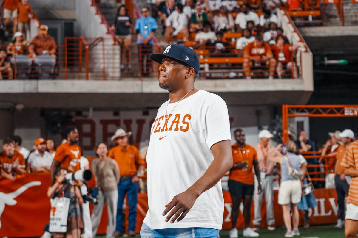TexasMBB's tweet image. honored the legend @highfive32 tonight 🤘

#HookEm