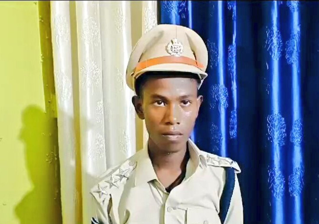 SWAINGN1's tweet image. 18 ବର୍ଷ ବୟସରେ ଆଇପିଏସ୍ 
ଏହି ବାଳକ  ଆଇପିଏସ୍ ୟୁନିଫର୍ମ ପିନ୍ଧିଥିଲା ​​ଏବଂ ନକଲି ପିସ୍ତଲ ଧରିଥିଲା,ଏହି ବାଳକକୁ  ଜଣେ ବ୍ୟକ୍ତି 2 ଲକ୍ଷ ଟଙ୍କା ଦେଇ ଆଇପିଏସ୍ ୟୁନିଫର୍ମ ଦେଇଥିଲେ ଏବଂ ସେ ଜଣେ ପୋଲିସ୍ ଅଧୀକ୍ଷକ ବୋଲି ଭାବି ରାସ୍ତାରେ ବୁଲିବା ଆରମ୍ଭ କରିଥିଲେ।
#NO #UPSCMains2024 
#DirectEntry #UPSC