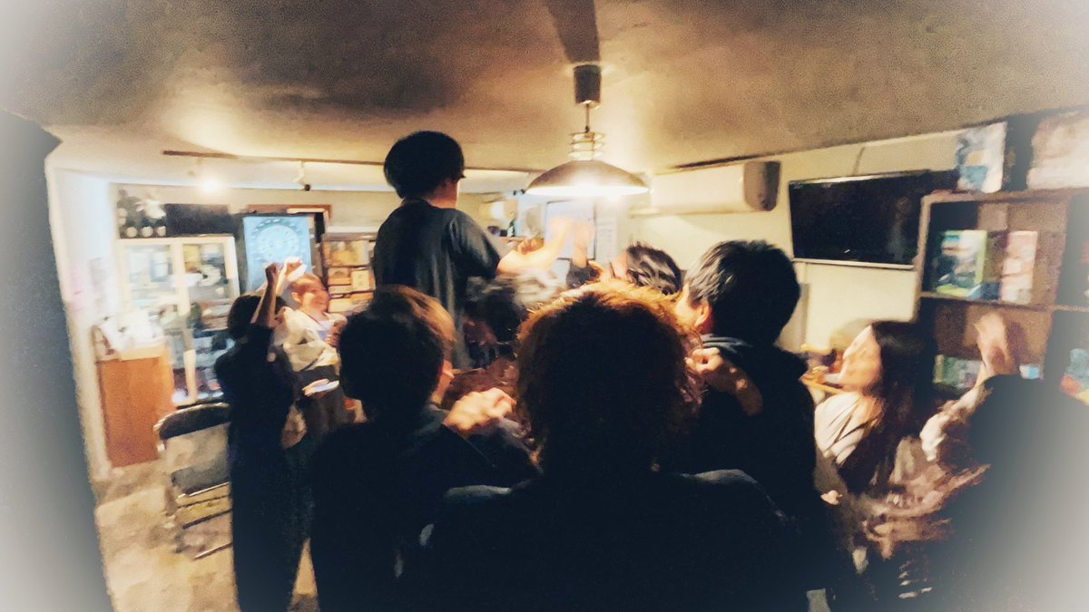 nagare_Ru_'s tweet photo. これ、とてもじゃないけど人狼の貸切とは思えない写真で大好き（少し編集したら更にエモくなったw）
これもうライブハウスだろ

#FELLOWS夢の青森対面
#FELLOWS貸切 https://t.co/BM9nMu0hxe