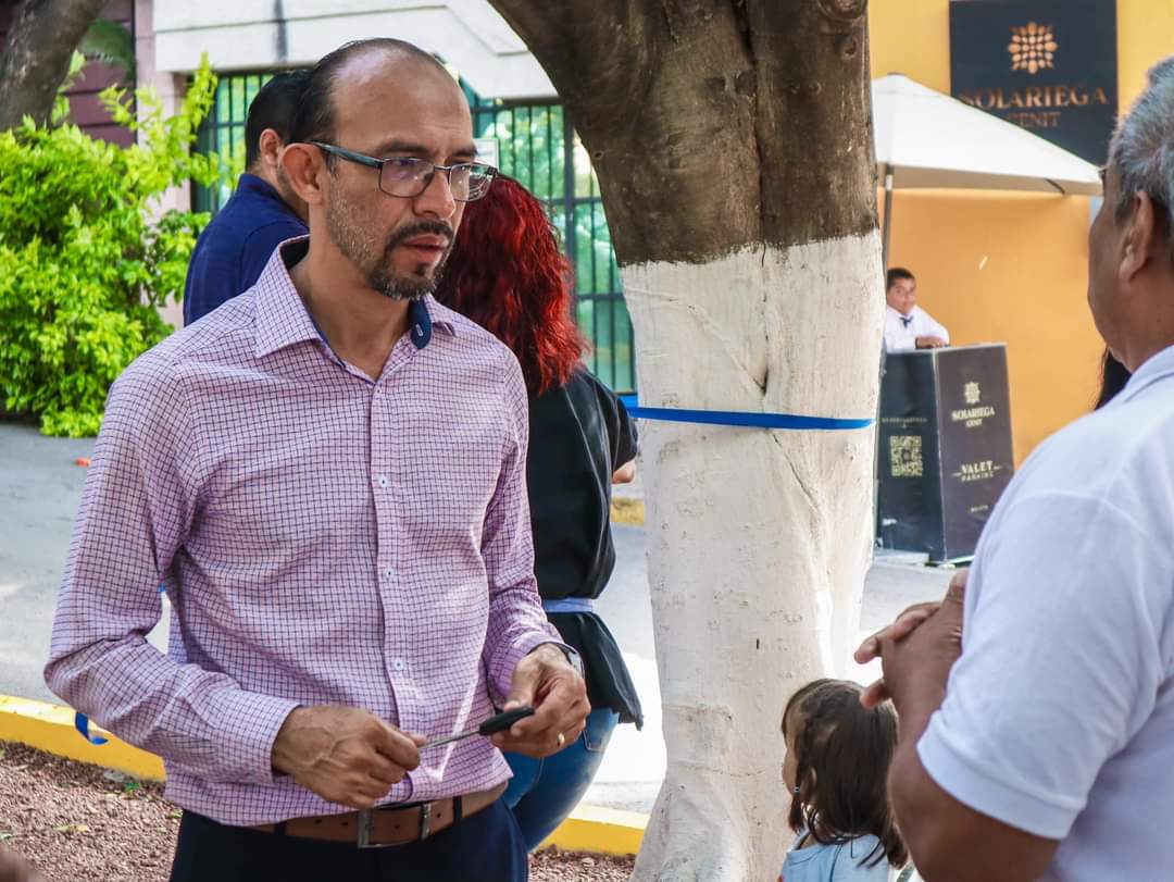 "Estos esfuerzos entre sociedad y gobierno demuestran la voluntad y compromiso de la administración que encabeza el presidente municipal <a href="/jluriosteguis/">José Luis Urióstegui</a> para salir adelante y recuperar los espacios de #Cuernavaca", puntualizó el Arq. <a href="/IsraelAVarq/">Israel Albavera Vázquez</a>‚ titular de la SDSySP.