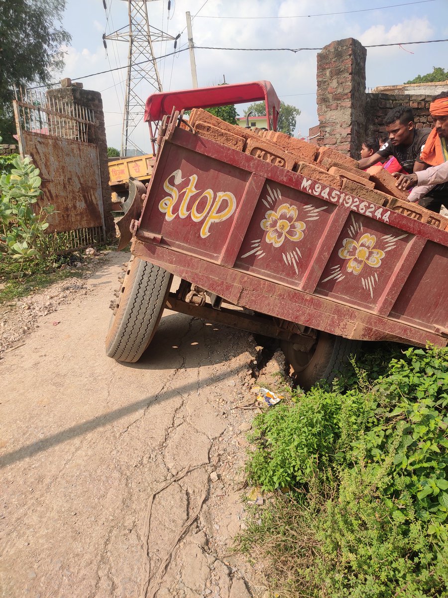 mDhananjaykumar's tweet photo. @DmSonbhadra @CMOfficeUP @BJP4India इस दुर्घटना में २लोगो को चोट लगी है बाकी जान से बाल बाल बचे, ये है भ्रष्ट नगर पंचायत अनपरा की करतूत।  सड़क और नाली जिसमे लाखो का माल गमन करके निवासियों के जान के साथ खिलवाड़ किया जा रहा है। बार बार लेटर देने पर भी कोई कार्य नहीं हुआ। @ABPNews https://t.co/44kBJiyDXG