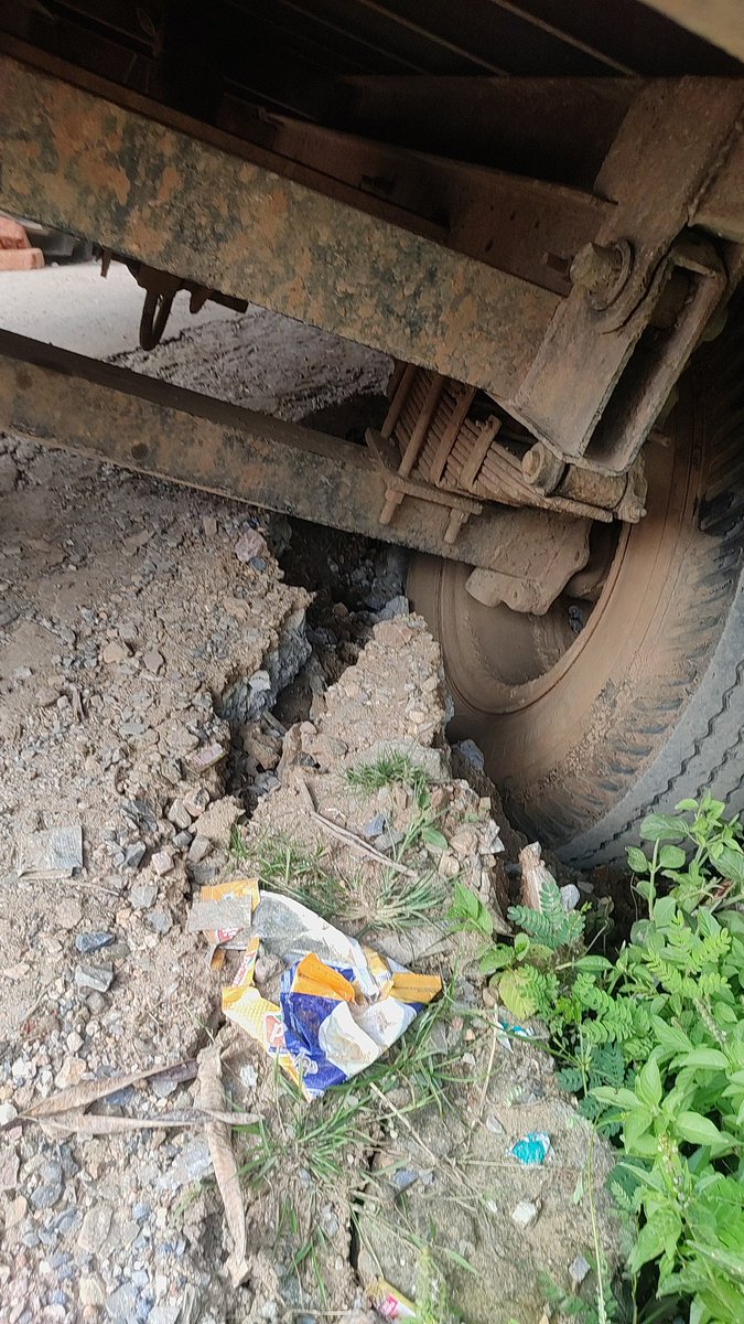 mDhananjaykumar's tweet photo. @DmSonbhadra @CMOfficeUP @BJP4India इस दुर्घटना में २लोगो को चोट लगी है बाकी जान से बाल बाल बचे, ये है भ्रष्ट नगर पंचायत अनपरा की करतूत।  सड़क और नाली जिसमे लाखो का माल गमन करके निवासियों के जान के साथ खिलवाड़ किया जा रहा है। बार बार लेटर देने पर भी कोई कार्य नहीं हुआ। @ABPNews https://t.co/44kBJiyDXG