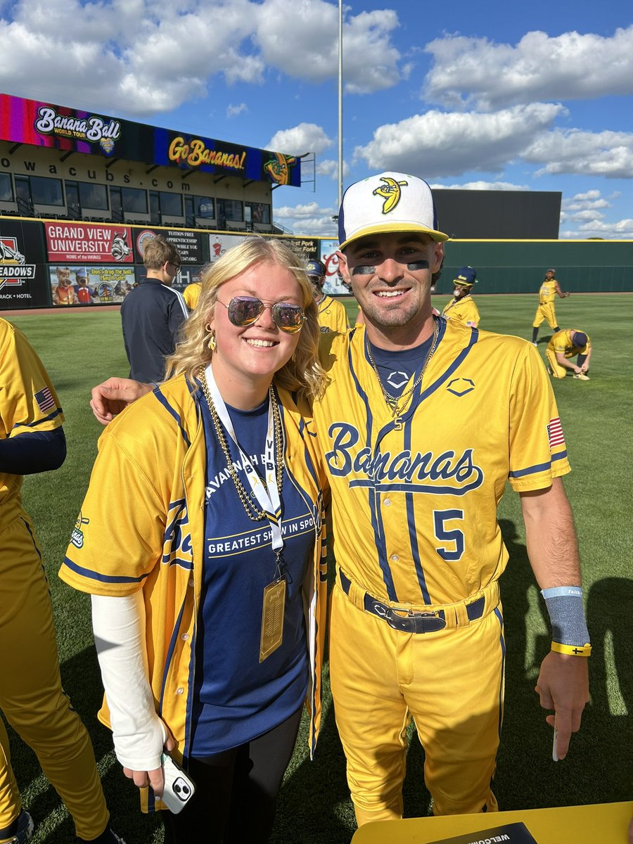 Hey <a href="/DRDavidray/">David⚾️</a> this girl is looking for a prom date? She would go bananas if you went to prom with her!