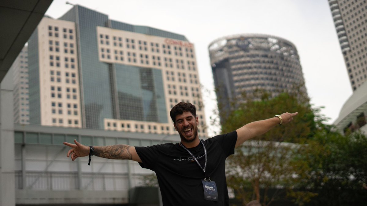 Artur_RS_'s tweet photo. 21 DÍAS VIAJANDO POR EL ECOSISTEMA DE @SOLANA DÍA 16

Hoy ha sido el último día de @SolanaConf espectacular, increíble!

No he parado de hacer conexiones con gente muy interesante, he disfrutado muchísimo de todos los stands, que gran trabajo!

La fiesta Closing Party… inmejorable, épica! He disfrutado y me he divertido muchísimo! 

Estamos dando por finalizado @SolanaConf con una infinidad de contactos, deseando llegar ya a casa para ponernos en marcha y empezar a moverlo todo.

Estoy agotado, sin voz, esto ha sido una locura, en las últimas 72 horas como mucho he dormido 16 horas, o incluso menos… Pero ha valido la pena poder conocer a todo el mundo, vivir esta experiencia, ha sido un verdadero placer y honor formar parte de esto.