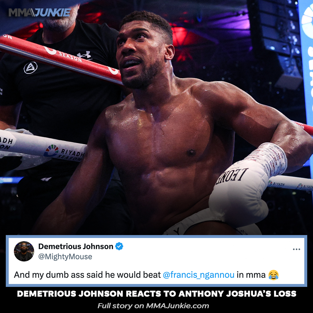 MMAJunkie's tweet image. Demetrious Johnson takes it back 😅 #JoshuaDubois
