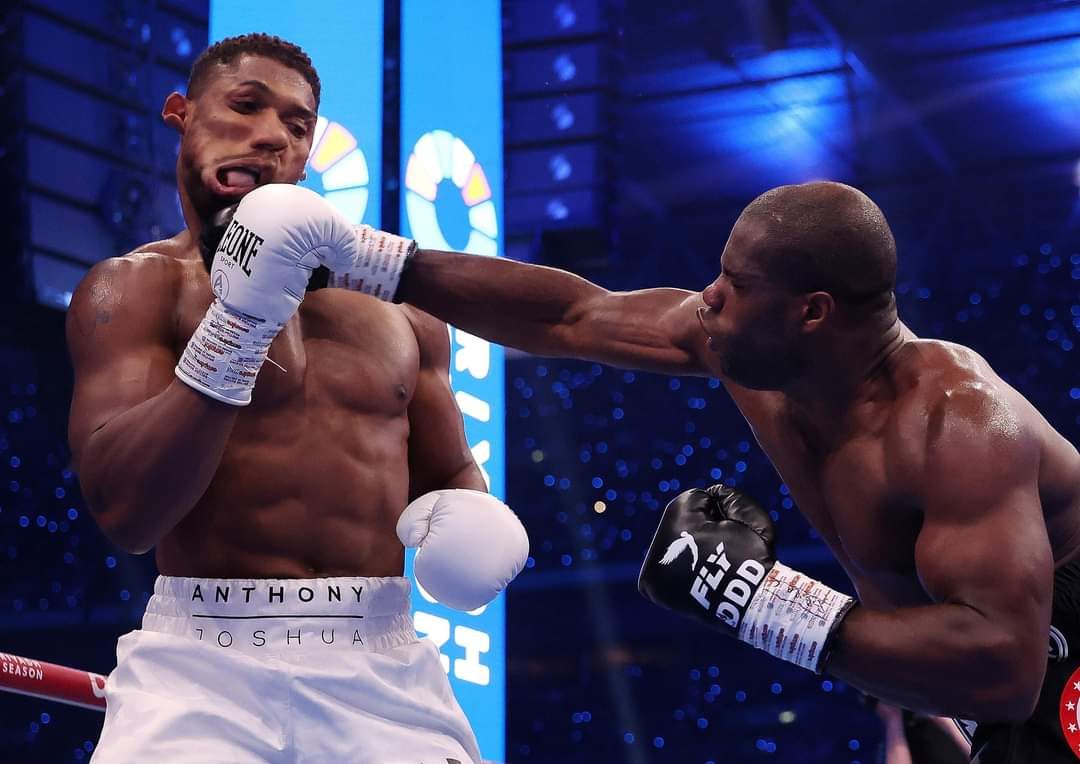 maxtvgh's tweet photo. It's all over in the 5th round as Dubois defeats AJ to retain the IBF World Heavyweight title. 

#JoshuaDubois
#MaxSports
#BoxingArena https://t.co/jEhZs3pRgG