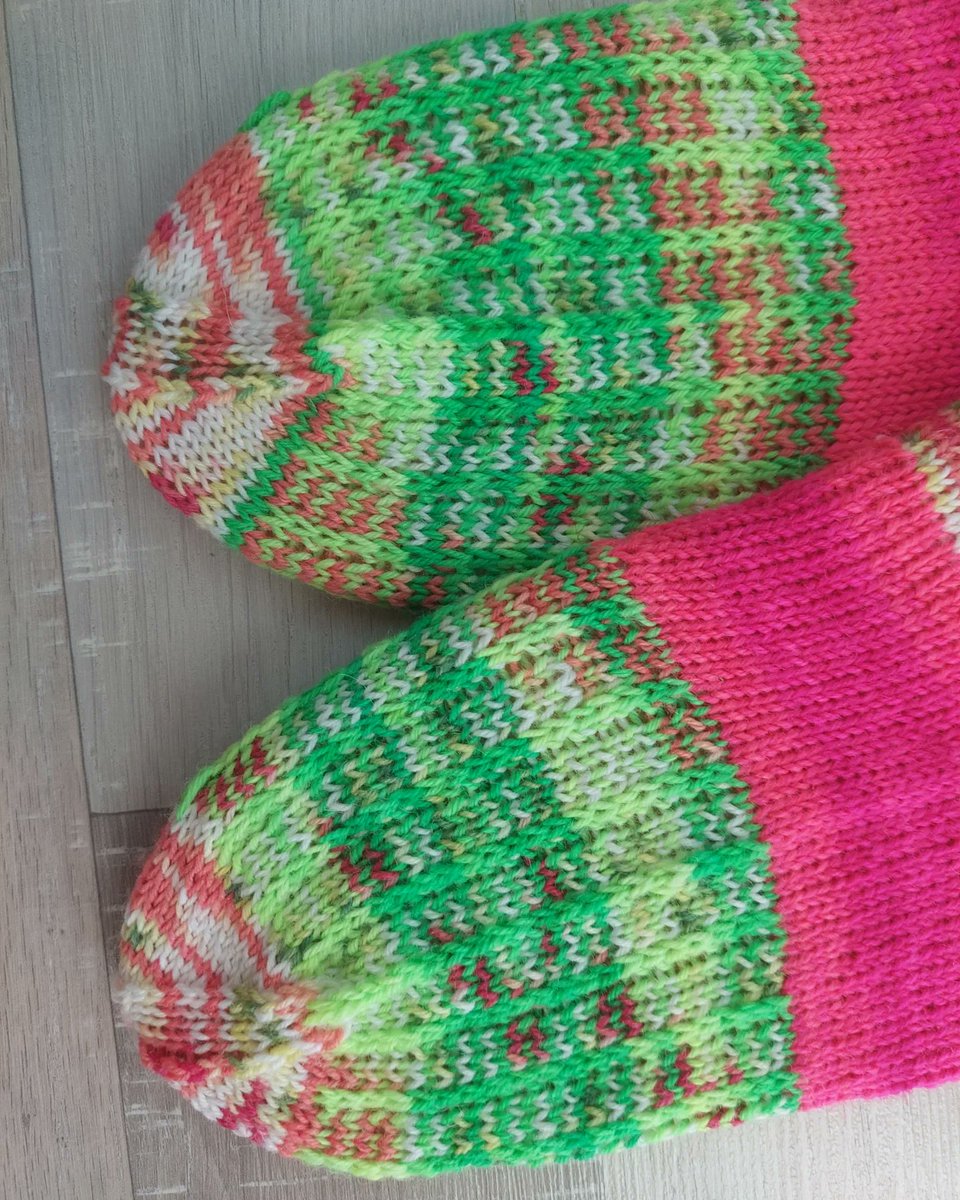 MVollgraff's tweet photo. Restesocken #schachenmayr Fluoramania https://t.co/lhucyfrRJ6