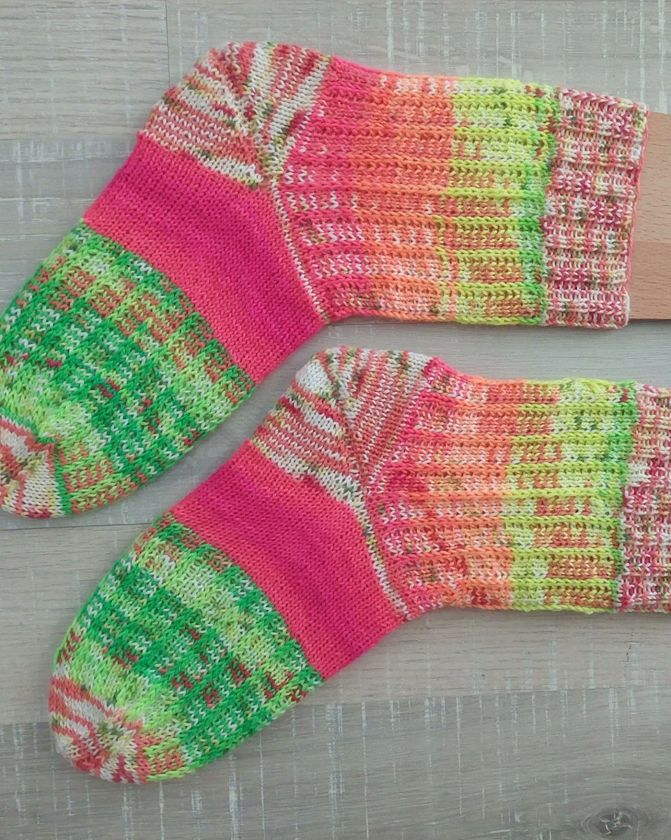 MVollgraff's tweet photo. Restesocken #schachenmayr Fluoramania https://t.co/lhucyfrRJ6