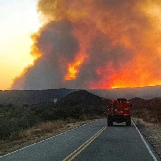 SoyFeudaleM's tweet photo. Se esta cumpliendo la ley 26.815 de Manejo y Control del Fuego en Cordoba?La gente abandona sus hogares y mascotas xq el fuego los alcanza. Parte de la población denuncia q hay responsables… https://t.co/XxLECDMs40