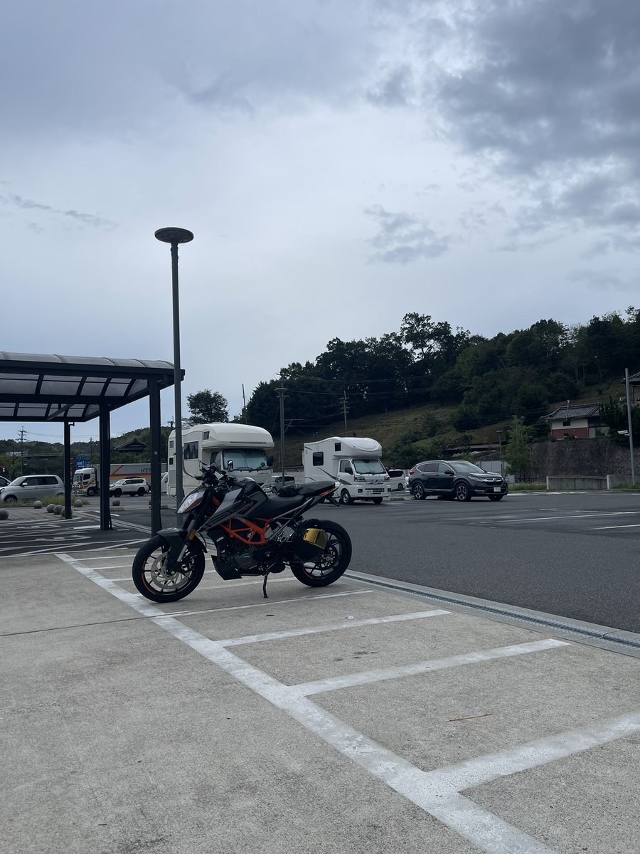 Gb350Sbkc's tweet photo. 朝起きてから米炊いて洗濯機回して干してからのおバイク、雲行き怪しいので早々に帰ります🫡
今日はキャンピングカーが多いです、楽しそうですなぁ☺️ https://t.co/mDU626frnn