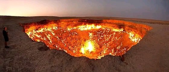 life_Info__'s tweet photo. 🇹🇲La Porte de l'Enfer est un champ de gaz naturel situé à #Derweze (également orthographié #Darvaza, ce qui signifie « porte »), dans la province d'#Ahal au #Turkménistan. https://t.co/XZBMcnuZwq