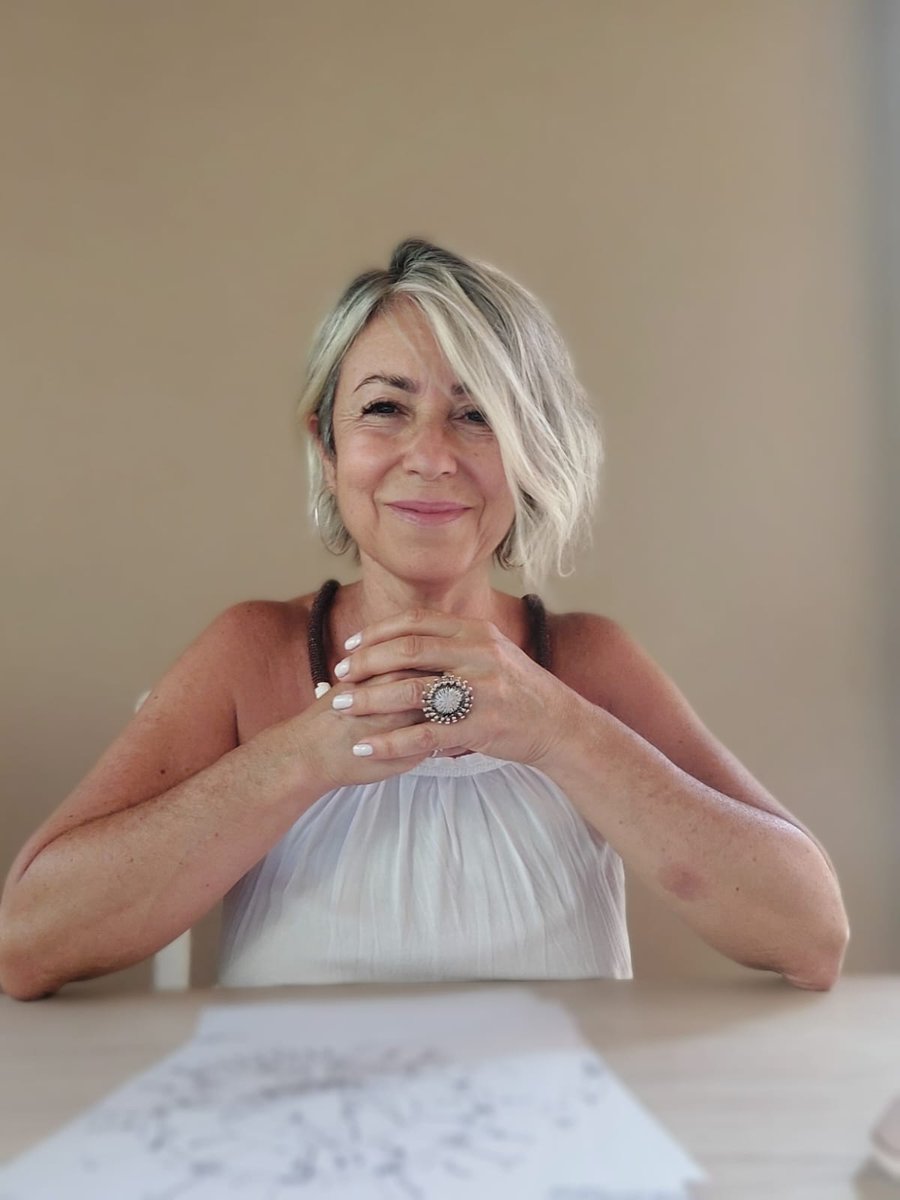 En  #AM550  Hoy  el sol en libra, y el amor en época de eclipses y como siempre lo mas trascendente de cada signo con <a href="/liDefilippi/">Li Defilippi</a>  #universoteenvuelve #elduende <a href="/GuiPetruccelli/">Guillermo Petruccelli</a> en radiocolonia.com  #elclasicoradialdelfinde