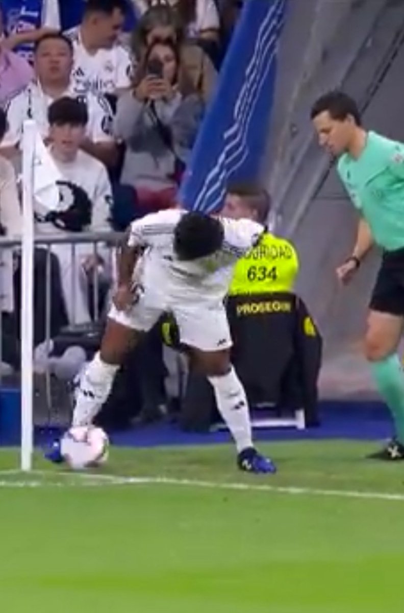 Si hombre, que en el penalti fuera del área encima la jugada empieza con el balón fuera del campo y el linier a medio metro viéndolo salir. No te creo.