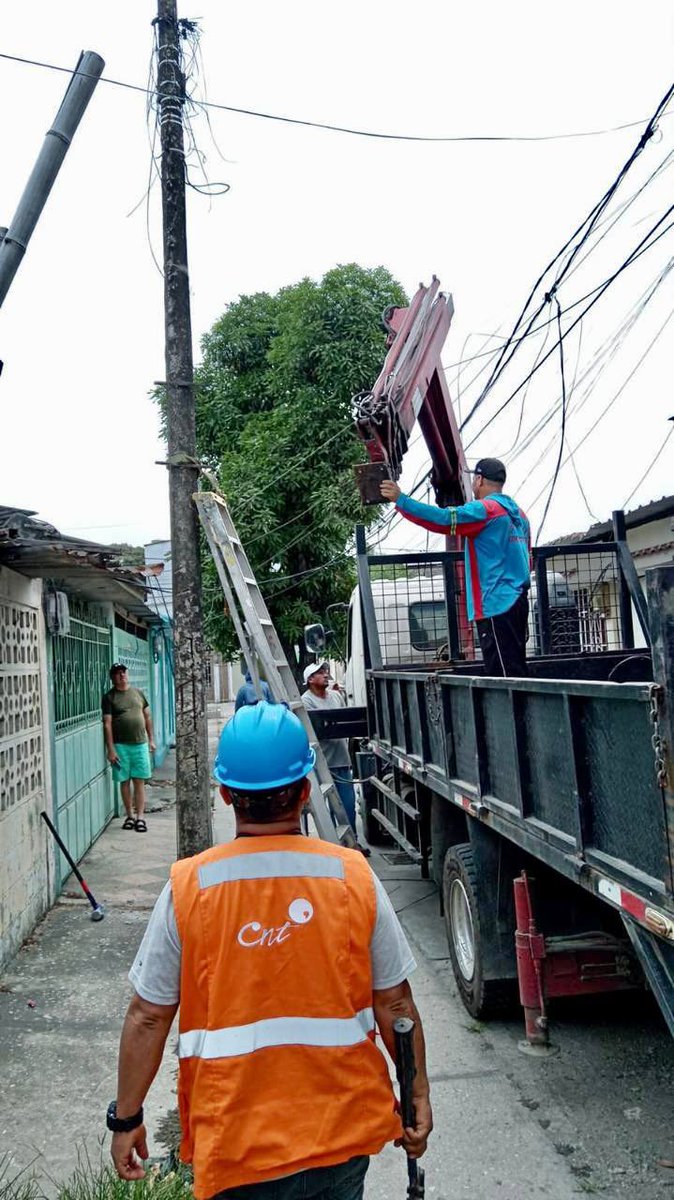 Con el objetivo de precautelar la seguridad de los ciudadanos, el equipo técnico de <a href="/CNT_EC/">CNT Ecuador</a> realizó el retiro y reemplazo de postes que se encontraban en mal estado en el sector Primavera 2, en Durán, #Guayas.👷🛜
