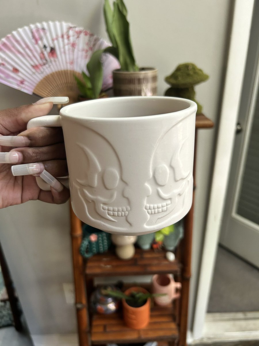 jayylyrics's tweet photo. It’s Saturday! This was yesterday’s spooky mug I forgot to post 😅 featuring my nail set that’s still intact 4 weeks and 2 days later by @_rahjigga @HonedNails #nolifting #nobreaking #nochipping https://t.co/yp7KflShZi