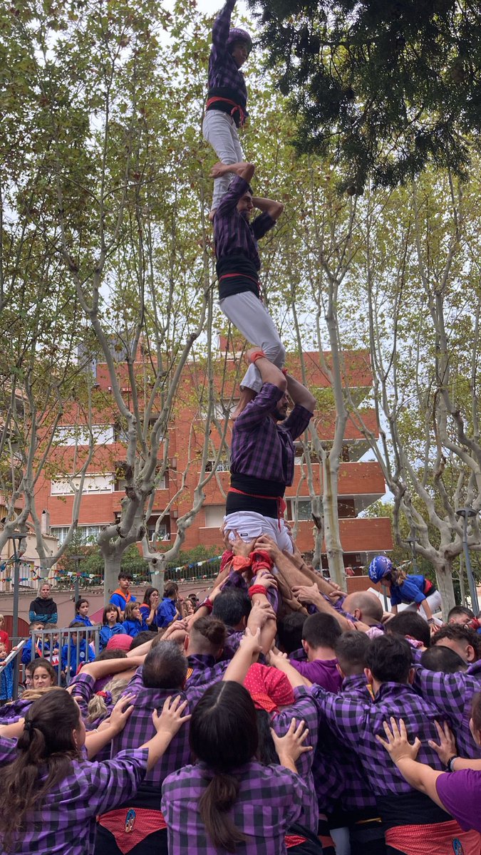 Avui a la Diada d’Esplugues hem descarregat un pilar de 4, el 3 de 6, el 3 de 6 agulla i el nostre primer 5 de 6 de la història!!!

Enhorabona colla. Cada cop un pas més.

Moltes gràcies padrins(<a href="/Cargolins/">Castellers d'Esplugues</a>)per l’ajuda que ens doneu sempre.
#castells #castellers #adroc #colladroc