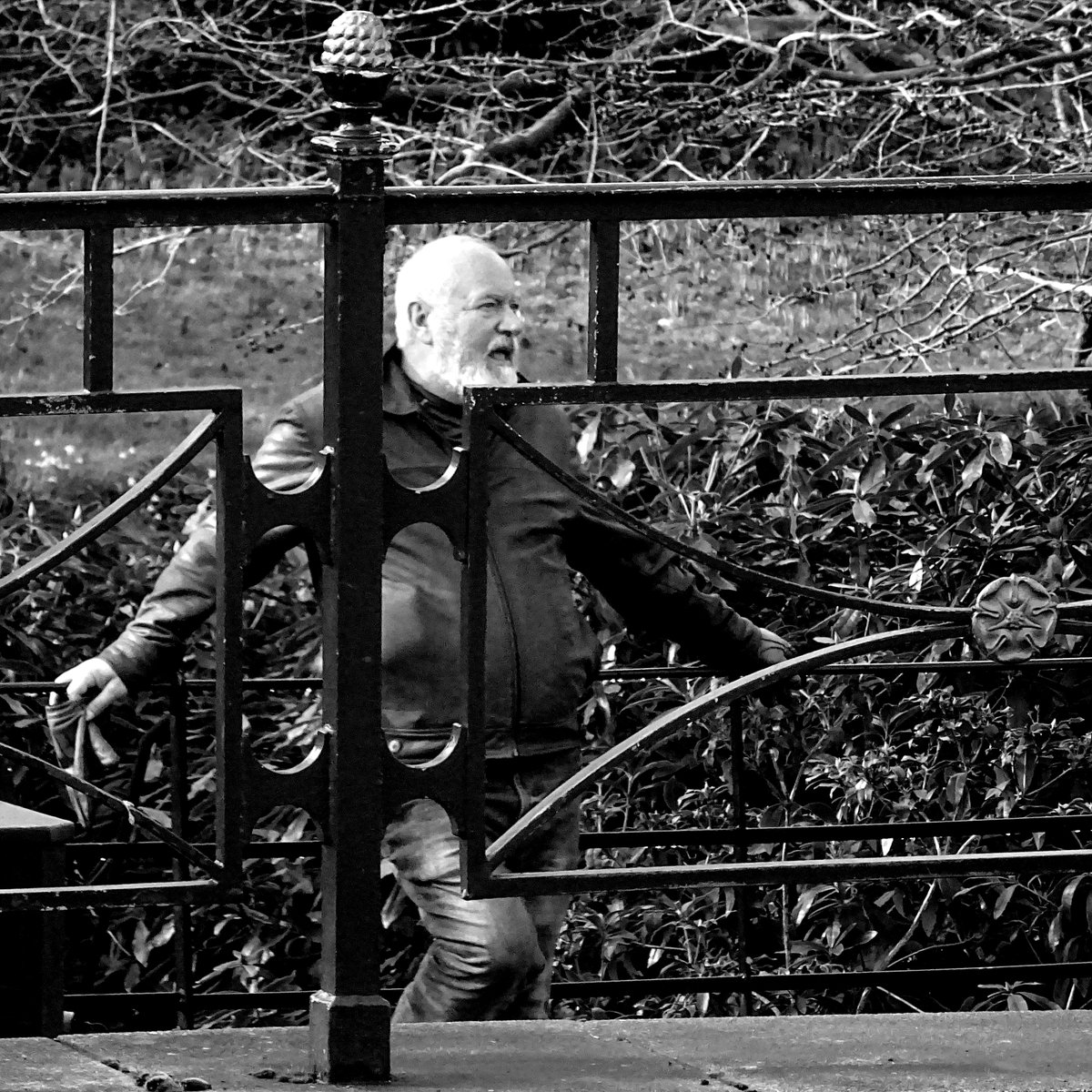TR6STD3ACID's tweet photo. Arms &amp; Railings #streetphoto #streetphotography #photography #picture #pictures #image #images #street #streetscene #streets #people #blackandwhite #blackandwhitephotography #man #men #outside #park #parks #outforawalk #walk #walks #walking #freshair #RELAX https://t.co/GPYrZAhd3o