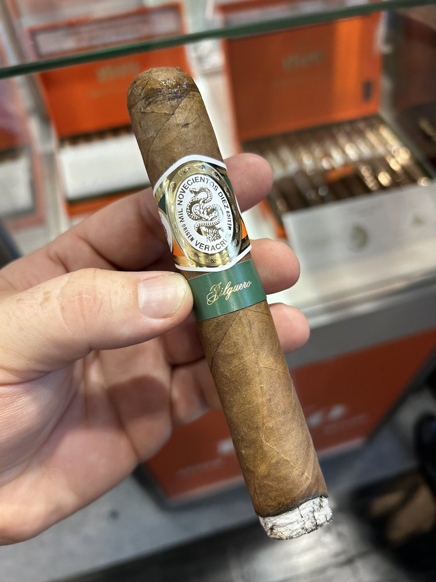 ldncigarsmoker's tweet image. A little chat with Joao of #Casa1910mx #InterTabac 🙌