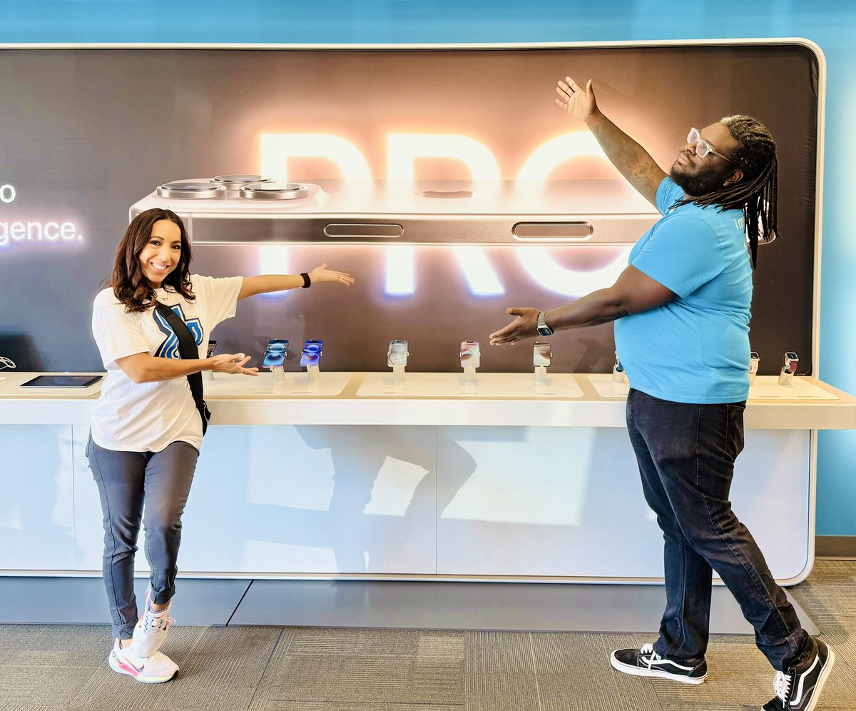 Veemann10's tweet photo. The Spartans are having so much fun today providing our customers with the best offers and products on the planet!🌎 we really know how to launch 🚀 in OKC!!! @AlyssaMoore_12 @Farzad_Farokhi @J1_Acevedo @THECoachNolen #KAMOKonnects #Moorein24 https://t.co/Dd6nzA0CX5