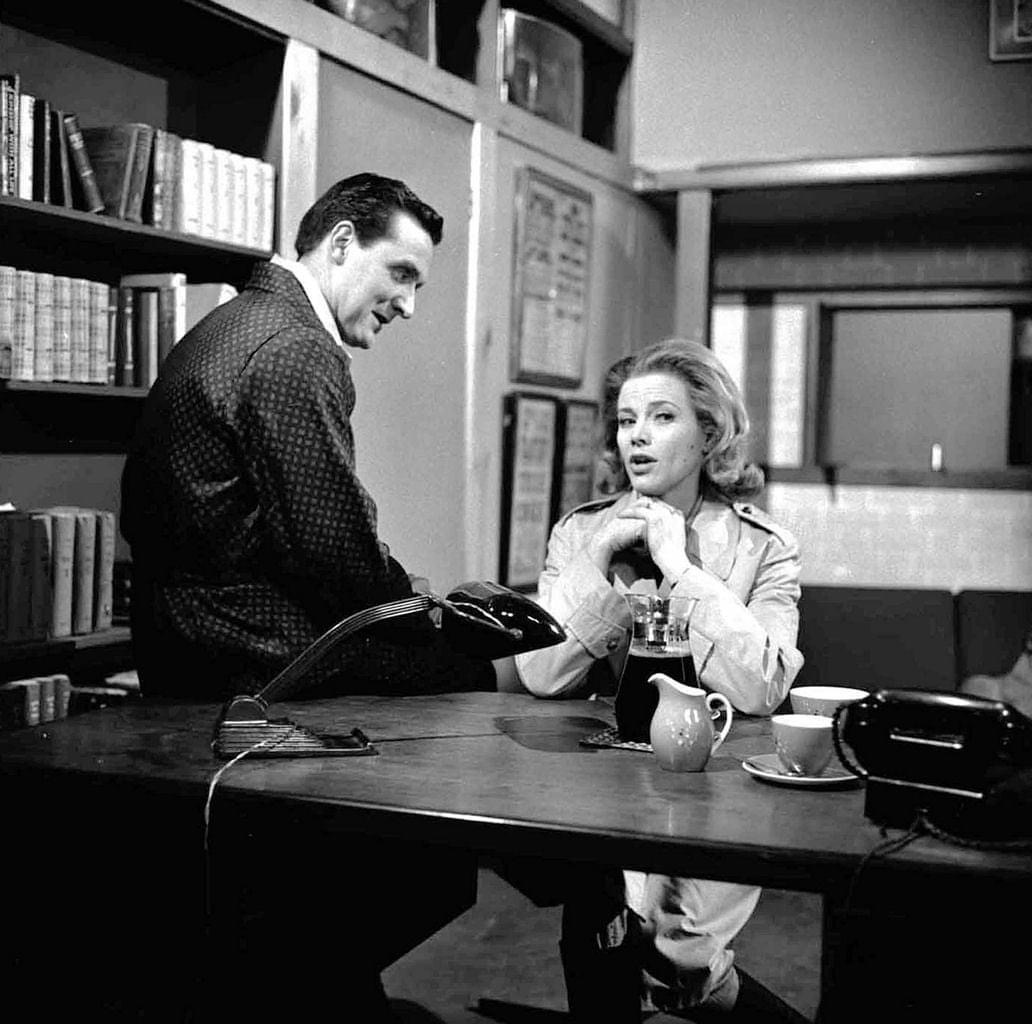 Zoe's feather boa 19K tweet media