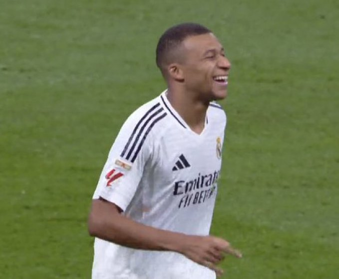 Cr7stianismo_'s tweet photo. Kylian Mbappé ha marcado 6 goles en 8 partidos y la prensa le está criticando por su baja forma.

Lionel Messi marcó 6 goles en 38 jornadas de liga con el Paris Saint Germain y la prensa le votó para que le dieran el Balón de Oro.

La doble vara de medir. https://t.co/Erkn9q1JoY