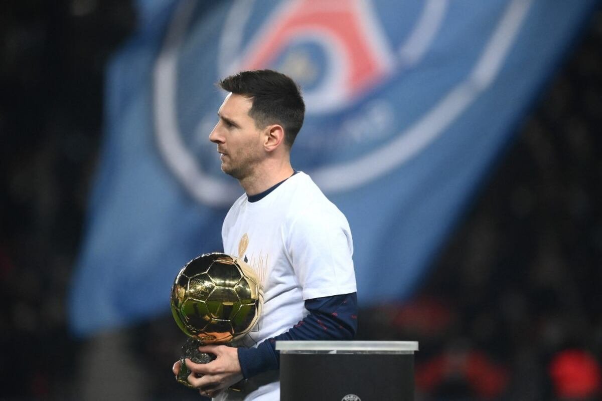 Cr7stianismo_'s tweet photo. Kylian Mbappé ha marcado 6 goles en 8 partidos y la prensa le está criticando por su baja forma.

Lionel Messi marcó 6 goles en 38 jornadas de liga con el Paris Saint Germain y la prensa le votó para que le dieran el Balón de Oro.

La doble vara de medir. https://t.co/Erkn9q1JoY