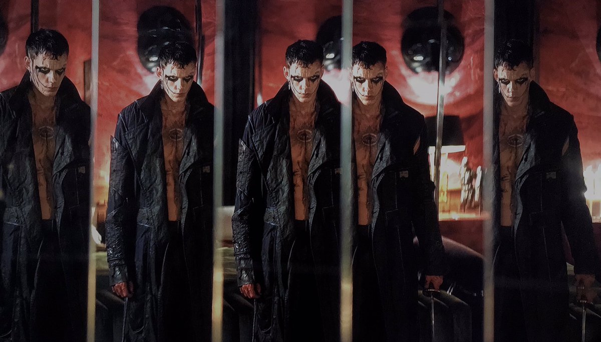 bill behind the scenes of “the crow” 🖤🐦