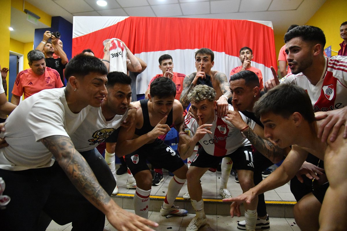 RiverPlate's tweet photo. FIESTA MONUMENTAL EN LA BOCA 😍