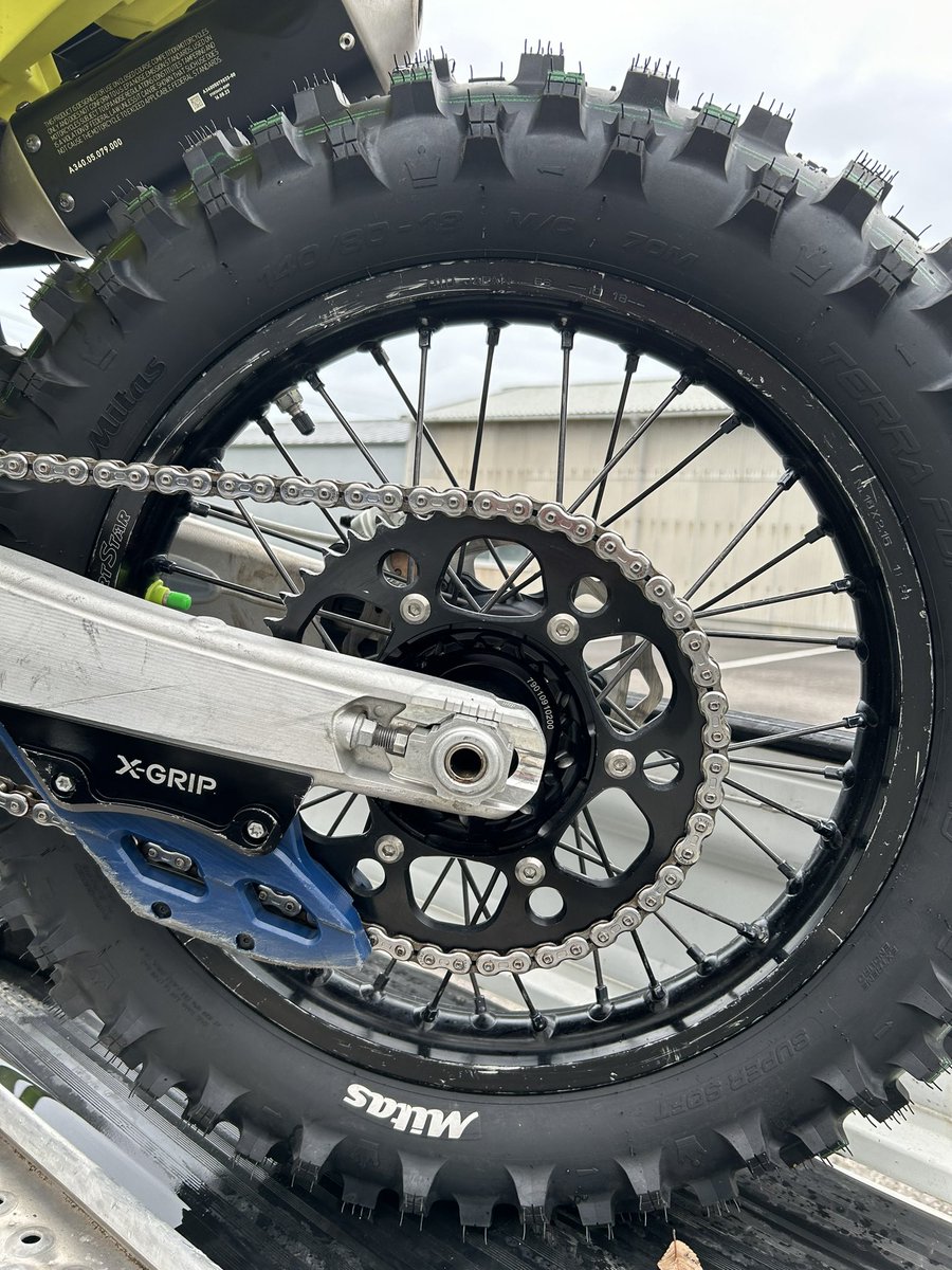 koshiitaizou's tweet photo. はじめてのFédération Internationale de Motocyclismeなので
雨のコンディションで試す😤
言うても柔いし新品やし何ともないやろ(と信じてる) https://t.co/upjpyg7BhX