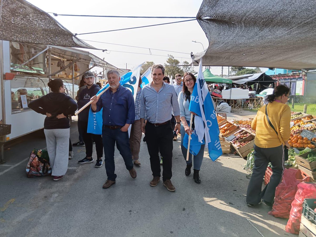 JRadiccioni's tweet photo. Feria de Parque del Plata con el futuro Presidente
@AlvaroDelgadoUy
#Lista2050 https://t.co/MiH07lXjnk
