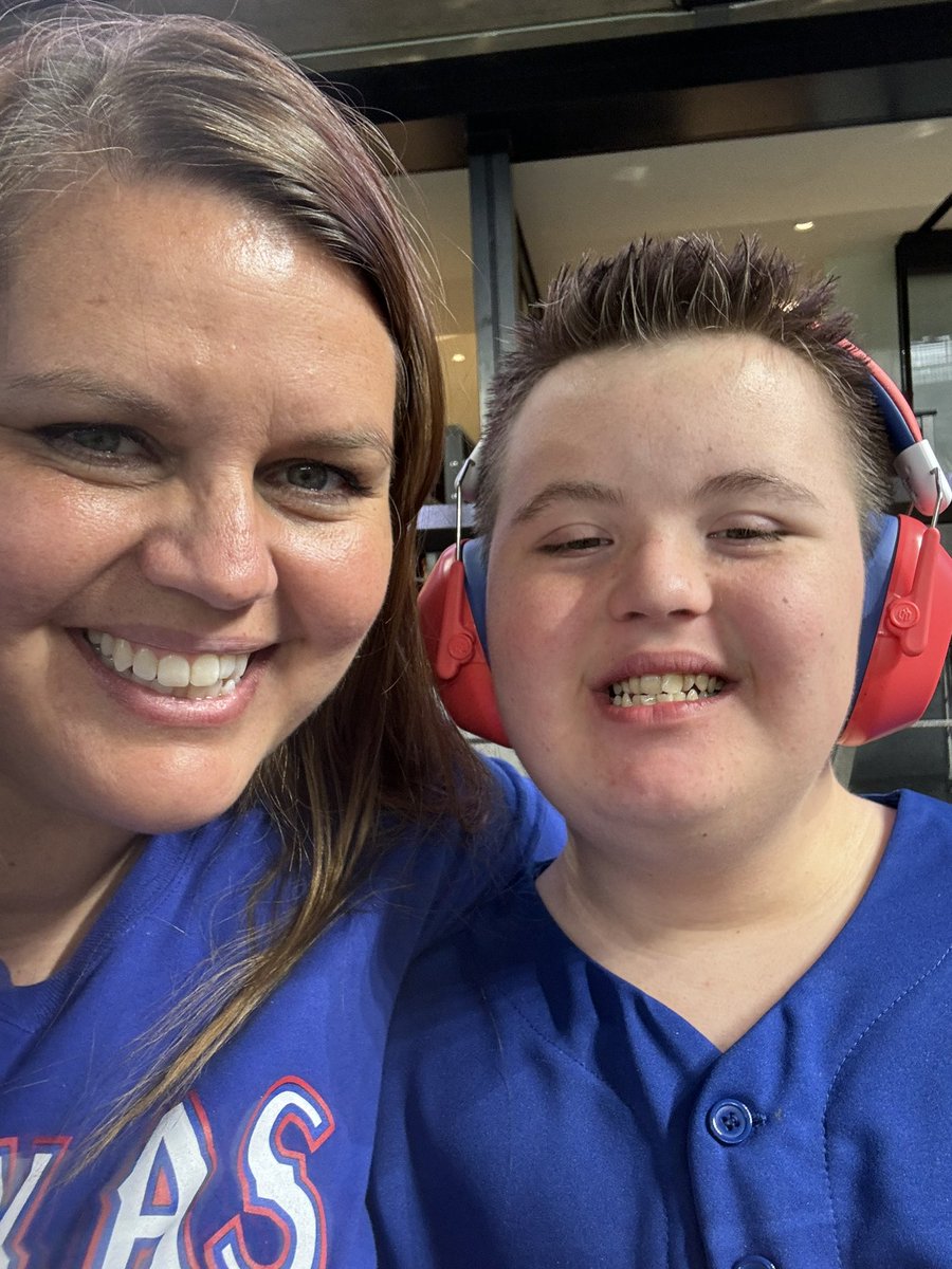 Smith_Nikki80's tweet photo. Let’s go Rangers #GlobeLifeOfTheParty https://t.co/gcyWIthItB