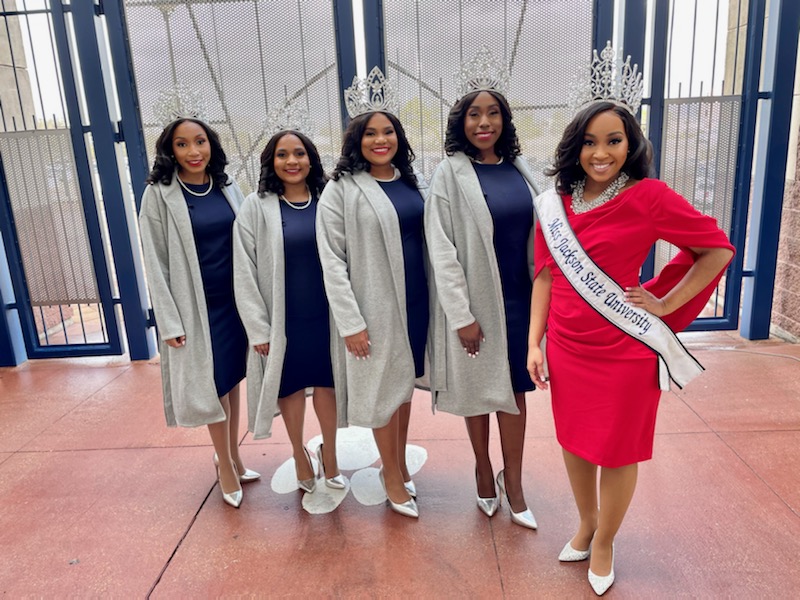 IWeaveSteve's tweet photo. JSU VS GRAMBLING! Two Schools Who Mean So Much To Me! One School Raised Me &amp; The Other School Supported Me! This Is What HBCU Football Is All About! Tradition, HOF Coaches, HOF Players, The Fanbases. The Battle Of I-20! Yeah The Queens Also! I Am Always #HBCUFIRST! https://t.co/7DR83gFJfq