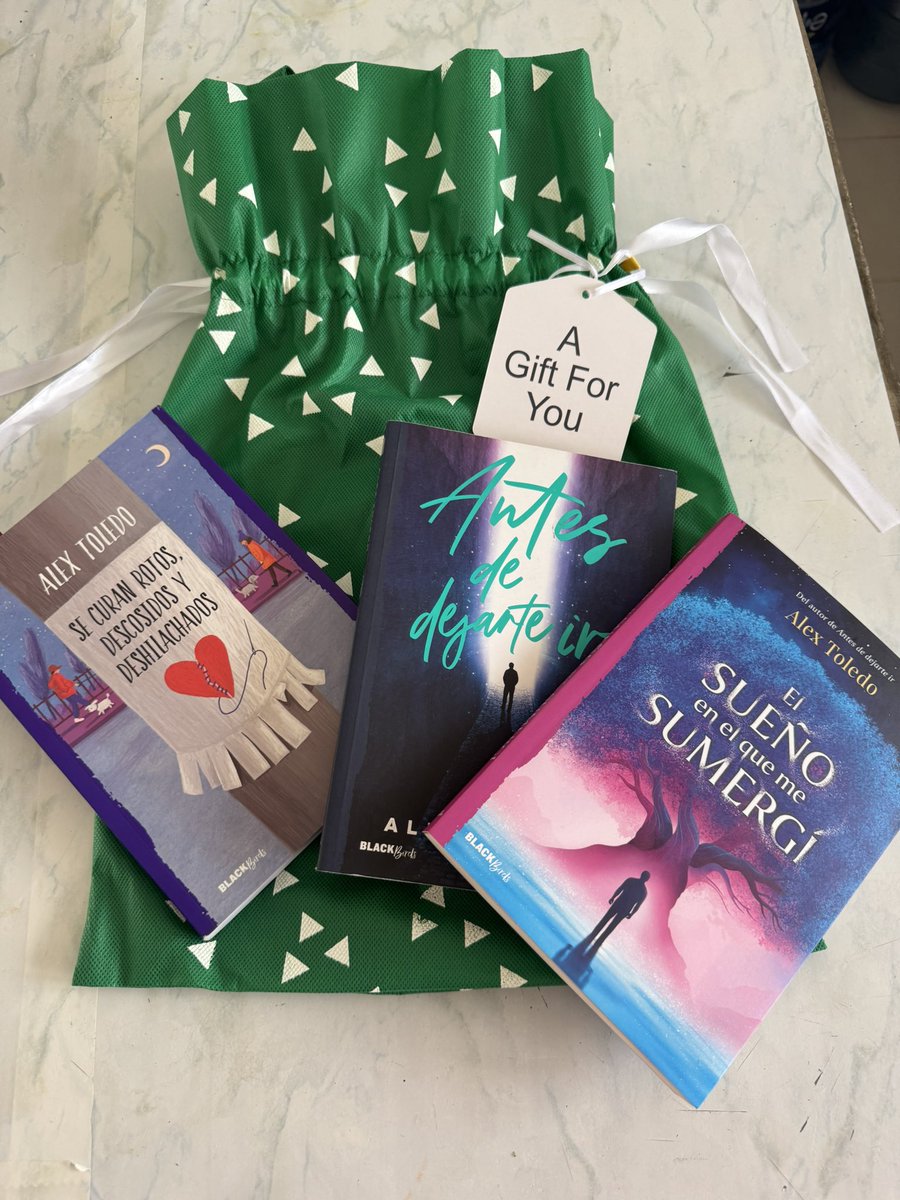 iMichelino's tweet photo. 🥳  Mis flores amarillas.! 🌼 #self #selflove #selflovejourney #selflovequotes #selflovery #book #bookclub #bookrecommendation @alejilloTol 📚 https://t.co/x5jYTNZnoO