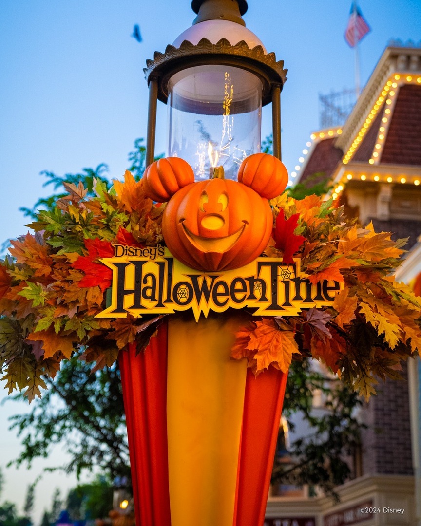 chipandcompany's tweet image. 🎃👻 **It's the most wonderful time of the year!** 🍂✨ Disney's Halloween Time has officially arrived at Disneyland Resort! 🏰 

Get ready for spooky fun, festive treats, and all your favorite characters in their Halloween best! 🦇🍭 Don't miss out on t… instagr.am/p/DAMi2wDtPDb/