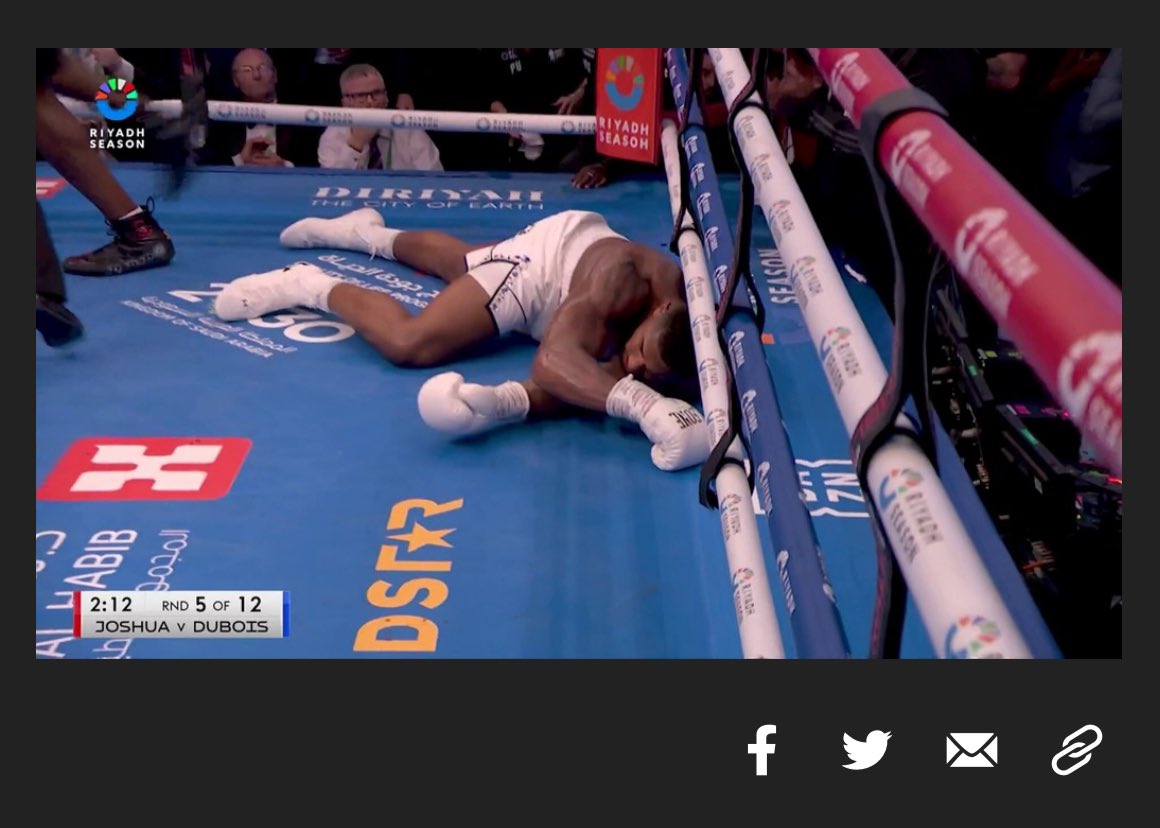 MrMLadd's tweet photo. WALLOP!! 💥🥊 AJ clumped on the whiskers and kisses the mat FOUR TIMES in 5 rounds, underestimate Danny D at your peril, heavyweight boxing don’t have a script! Brutal from DDD but fair play! 👏🏻👏🏻  #🇬🇧vs🇬🇧#AJ#DDD#recordcrowd#IBFshowdown# https://t.co/kj9BeteXou