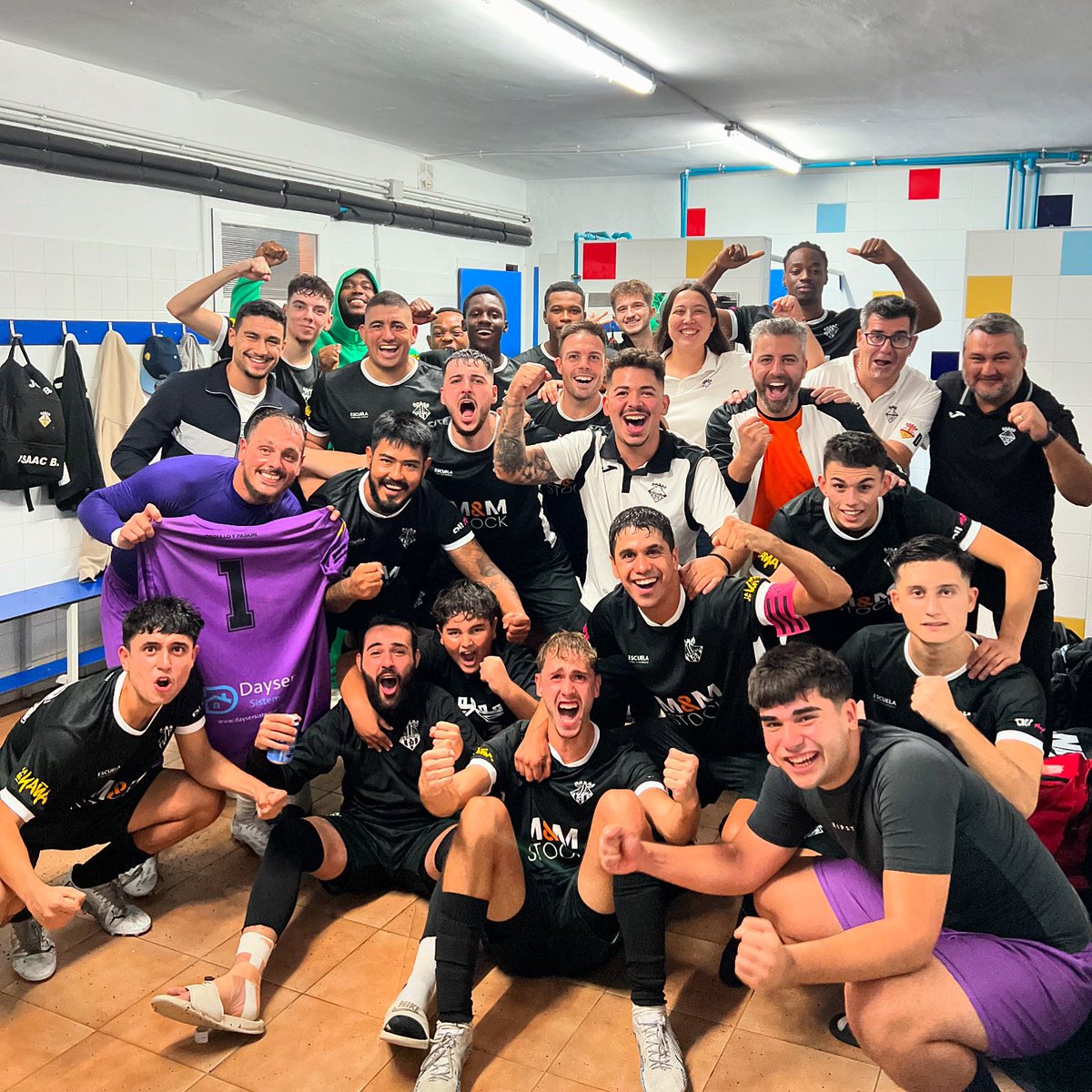 EscuelaRipollet's tweet photo. DEBUT Y VICTORIA EN 3CAT

Nuestro primer equipo ha conseguido su primera victoria en Tercera Catalana ante el CE La Farga XXI por 3 a 2. Partidazo de los nuestros con mucho sufrimiento en los minutos finales.

ORGULLO Y PASIÓN 🖤🤍 https://t.co/evHsPjVaDE