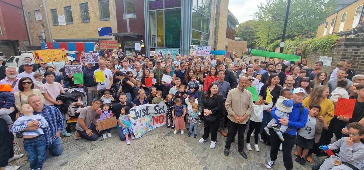 AbdalUllah's tweet photo. Thank you, #Wapping
I'm so proud to be part of this amazing community.
Everyone who supported us.
@towerhamletsnow clear message from residents about the proposed drugs rehab centre above a day nursery is unacceptable.
#weareWapping https://t.co/5YUL2PHOdQ