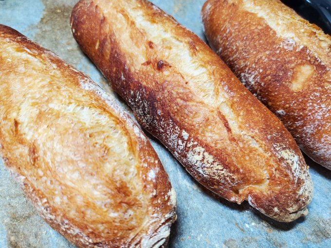 三連休なのでもう一回パン焼いた。昨日焼いた分は配ったのでもうない。 