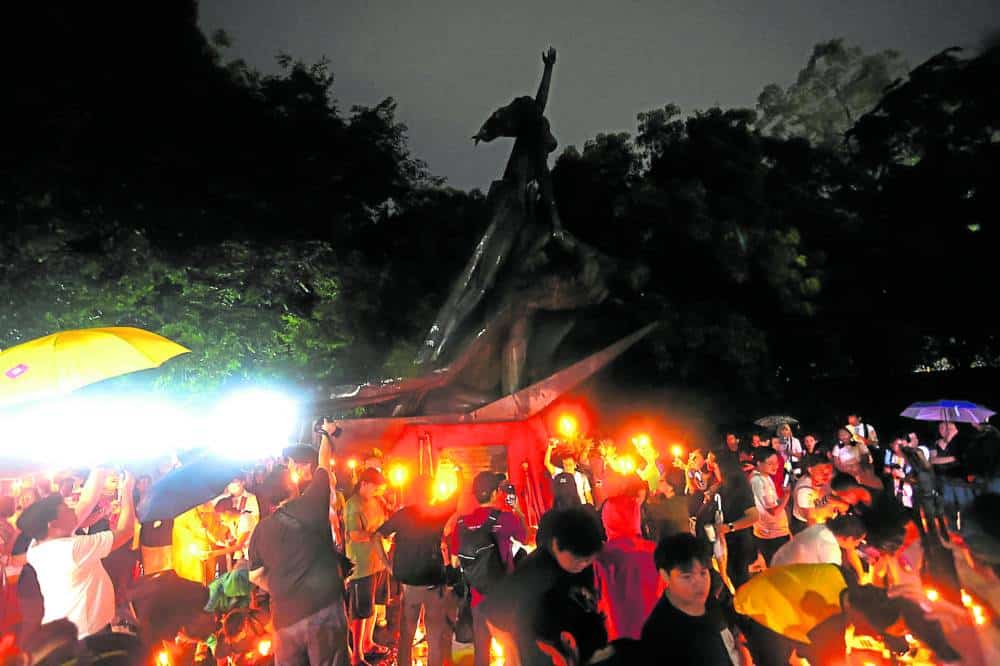 Martial law anniversary brings spotlight on Duterte dlvr.it/TDX02l