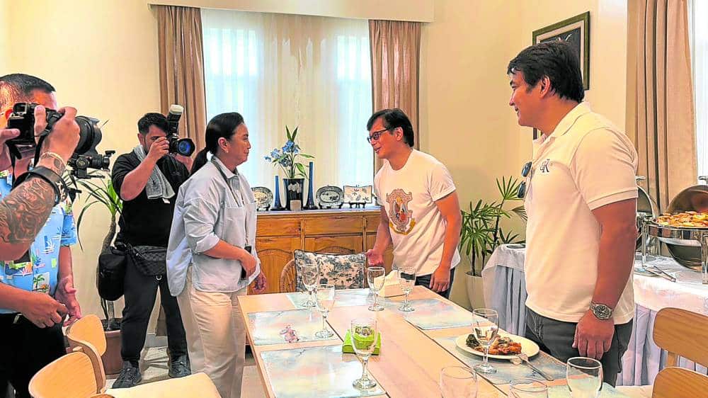 Abalos, Revilla also see Robredo after Sara visit dlvr.it/TDX02y
