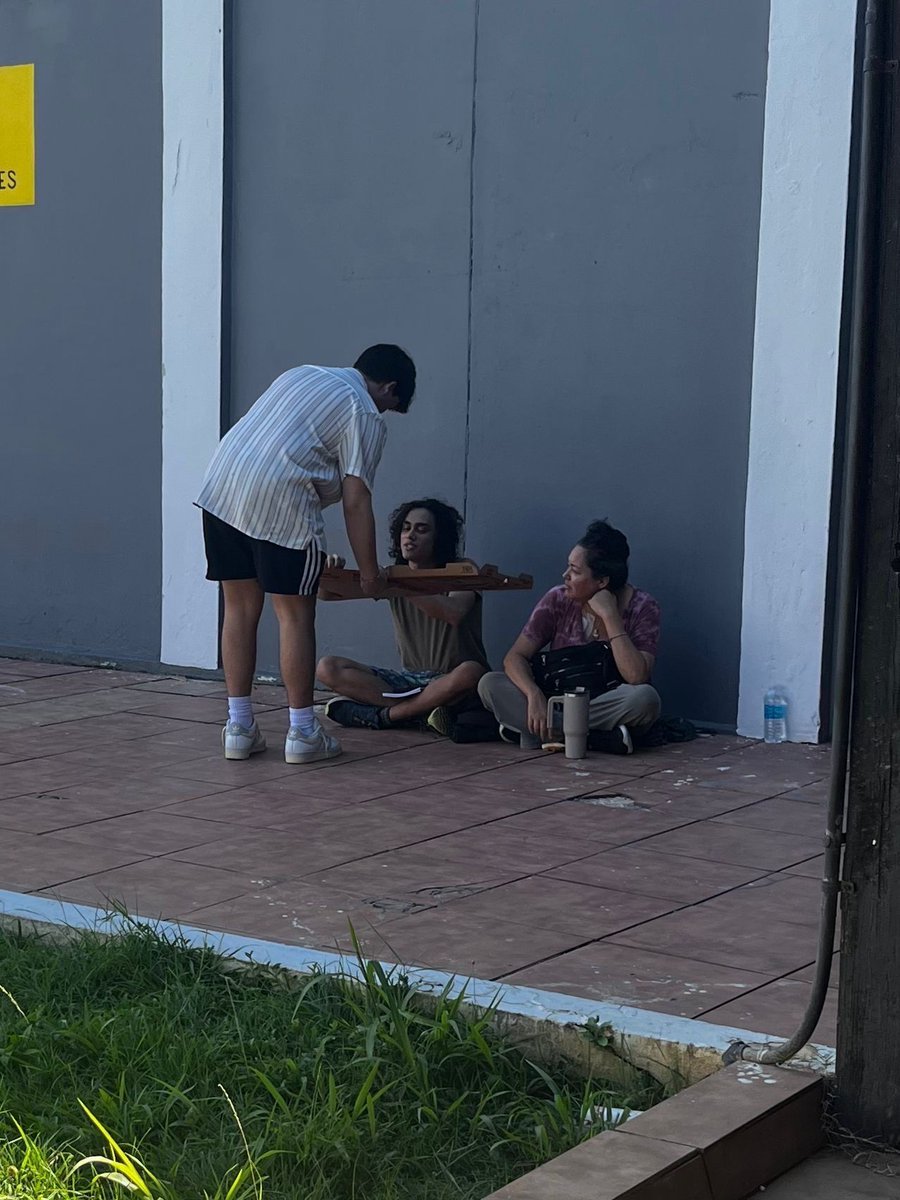 PatriaNuevaPR's tweet photo. 🥲Jóvenes de la #JPIP de Arecibo reparten pizzas y agua a personas en fila de la JIP de Arecibo. El cambio viene... ❎ #VOTATE por #PUERTORICO 🇵🇷 https://t.co/N0zxTGTlLw